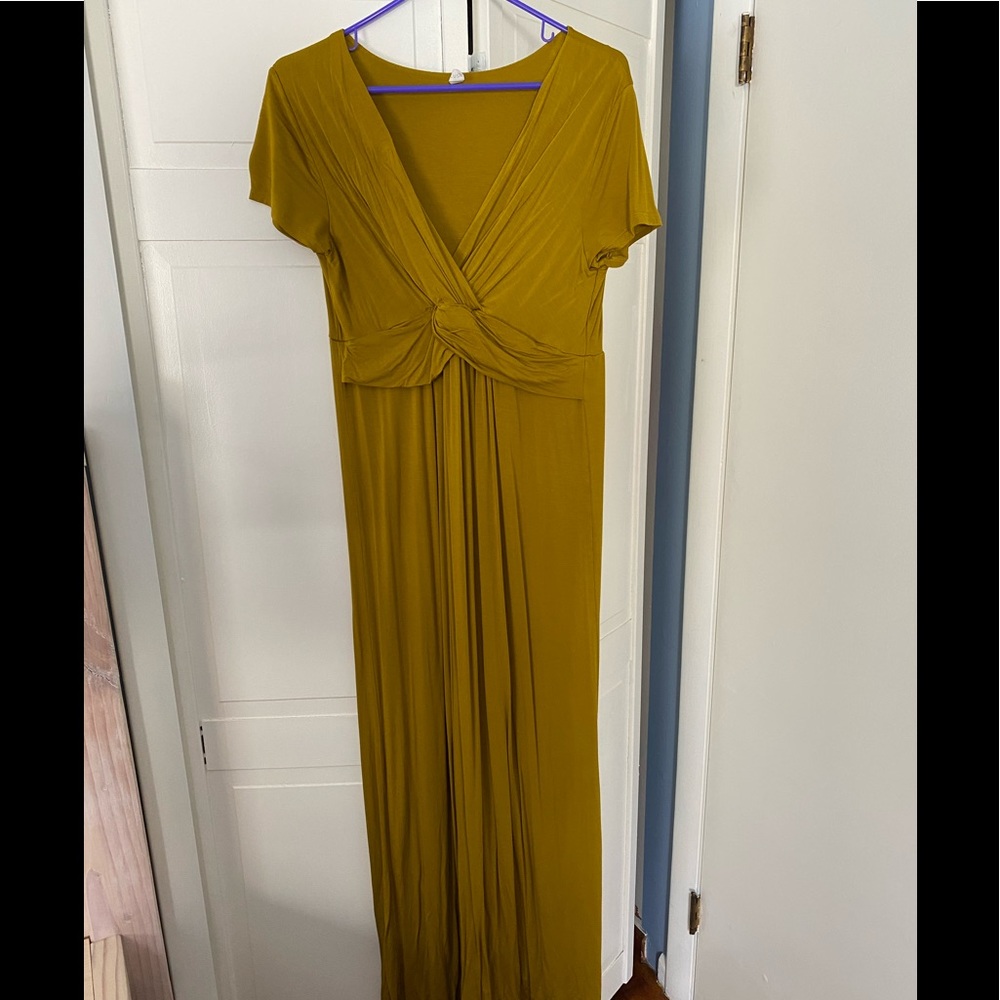 Maternity maxi dress - so soft! Worn once for a couple hours.